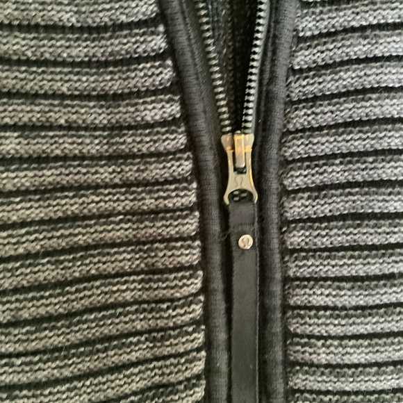 Lululemon Embrace Knit Hoodie in Black and Heather Grey (size six) - Picture 4 of 10